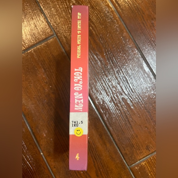 MewMew Hardcover Volume 4 Book - Picture 3 of 9